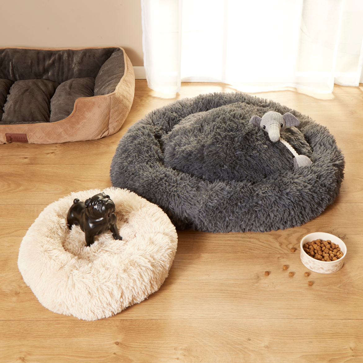 Zwei flauschige Hundekörbchen in Grau und Weiß und verschiedenen Größen