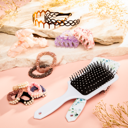 2 unterschiedliche Haarbürsten, Haargummis und weitere Accessoires für die Haare